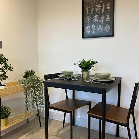 埃普瑟姆Awesome Refurbished 1 Bed Flat Few Steps To High St ! - 2 East House公寓 外观 照片
